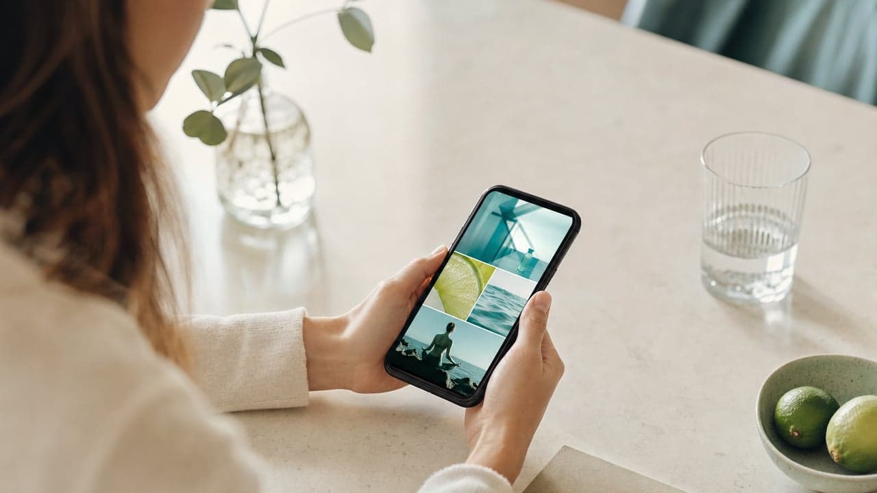 Persona revisando tendencias de bienestar en la app