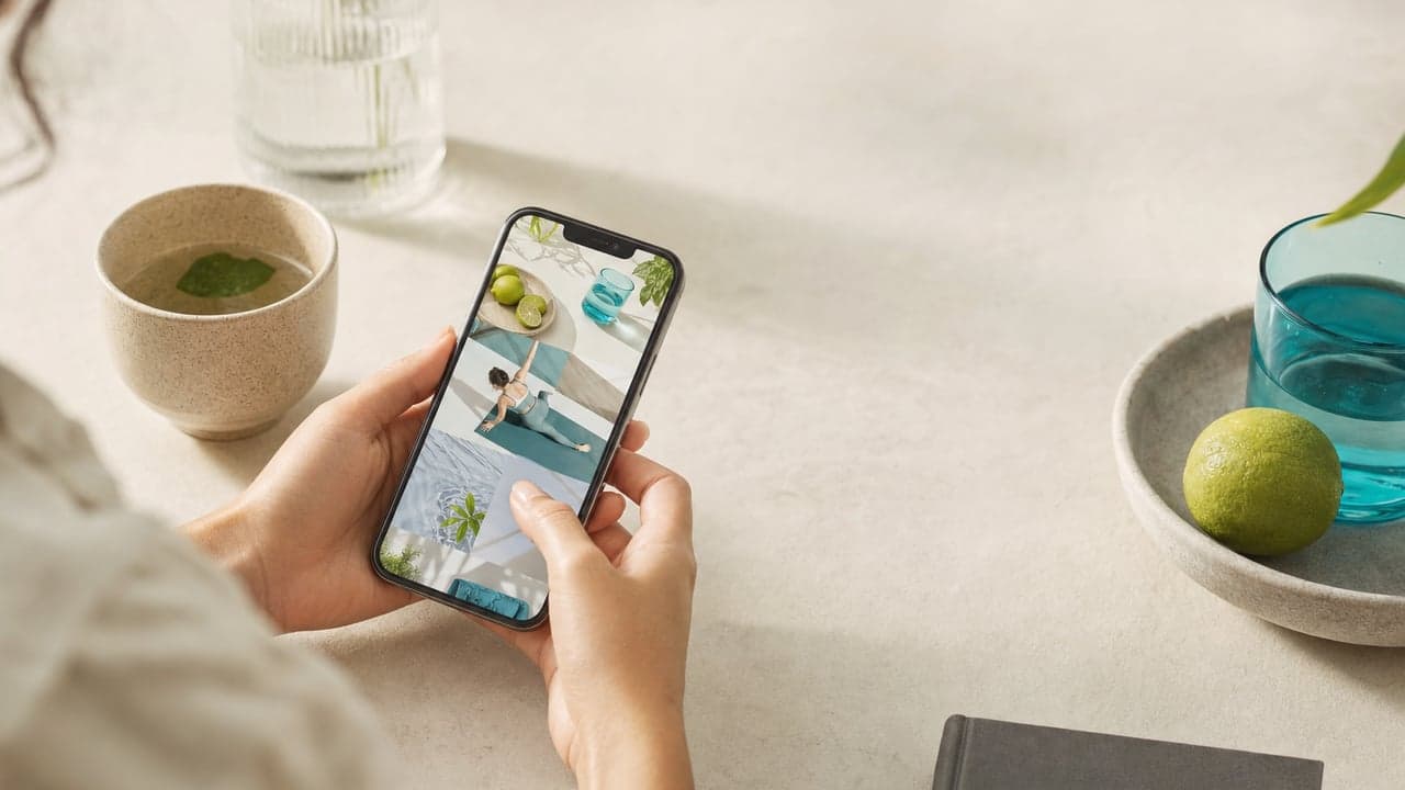 Persona revisando tendencias de bienestar en la app